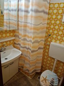 baño con lavabo y cortina de ducha en CrisAnd 3 Panoramic en Altenau