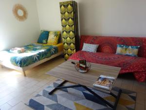 salon z kanapą i stolikiem kawowym w obiekcie Oasis tranquille - L'évasion au Verdon w mieście Gréoux-les-Bains