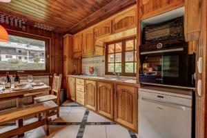 Imagen de la galería de CHALET Trois Bois - Alpes Travel - LES HOUCHES - sleeps 8, en Les Houches