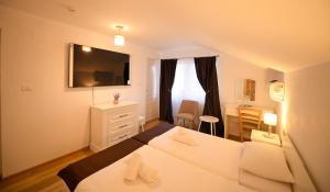 1 dormitorio con 1 cama blanca grande en una habitación en Pensiunea HERA Hațeg, en Haţeg