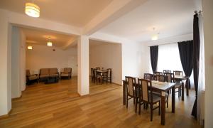 a dining room with a table and chairs at Pensiunea HERA Hațeg in Haţeg