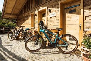 a group of bikes parked outside of a building at Bayerischer Wald Chalets in Zwiesel