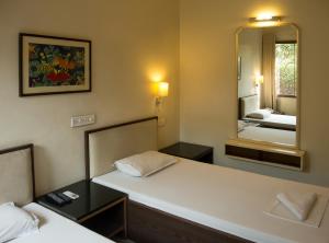 Postel nebo postele na pokoji v ubytování Atithi Guest House