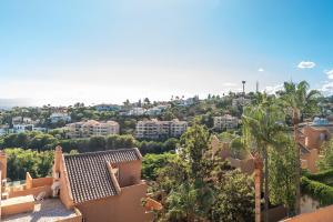 une vue de la ville depuis le toit d'une maison dans l'établissement Marbella Penthouse apartment, à Marbella