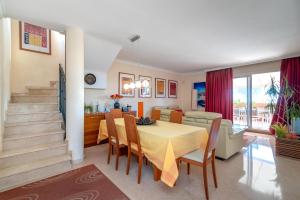 une cuisine et une salle à manger avec une table et des chaises dans l'établissement Marbella Penthouse apartment, à Marbella