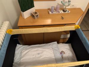 łóżko piętrowe przed biurkiem w obiekcie Düne 11 w mieście Binz