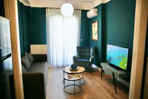 een woonkamer met een bank en een tv bij Urban Living 1 in Thessaloniki