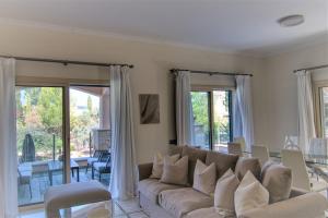 ein Wohnzimmer mit einem Sofa und einem Tisch in der Unterkunft Phaedrus Living Amorosa 13 Beachside Villa in Polis Chrysochous