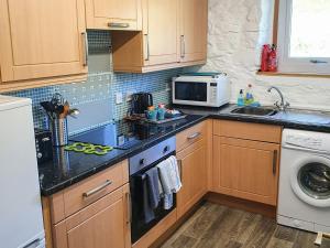 A cozinha ou cozinha compacta de Stag Cottage