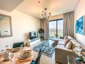 uma sala de estar com um sofá e uma mesa em STAY BY LATINEM Luxury 1 Bedroom Holiday Home G2 - 2726 near Burj Khalifa em Dubai