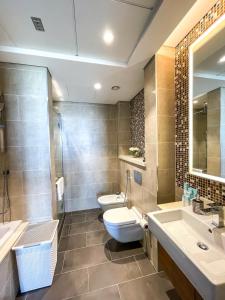 uma casa de banho com um WC, um lavatório e um espelho. em STAY BY LATINEM Luxury 1 Bedroom Holiday Home G2 - 2726 near Burj Khalifa em Dubai