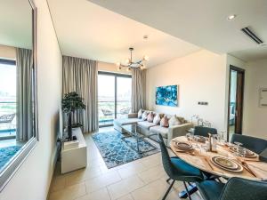 uma sala de estar com uma mesa e um sofá em STAY BY LATINEM Luxury 1 Bedroom Holiday Home G2 - 2726 near Burj Khalifa em Dubai