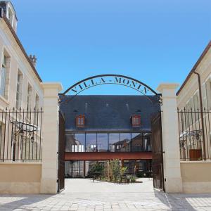 uma entrada para um edifício com uma placa que lê acabamento em Petite maison, quartier calme. em Bourges