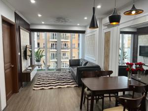 een woonkamer met een bank en een tafel bij Homie Hạ Long in Ha Long