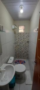 ein Bad mit einem WC und einem Waschbecken in der Unterkunft Vila dos Bangalôs in Barreirinhas