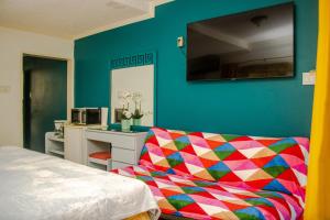 ein Zimmer mit einer Couch mit einer bunten Decke in der Unterkunft E 20 Mystic Ridge ocho Rios in Ocho Rios