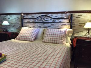 サウサルにあるCASA Mar y Teideのベッドルーム1室(大型ベッド1台、木製ヘッドボード付)