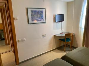 TV a/nebo společenská místnost v ubytování Hostal Meson Pepa