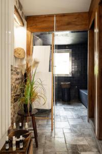 WUNDERGARTEN Private Home Spa في Gratteri: غرفة معيشة مع نبات على الأرض