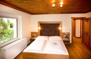 1 dormitorio con cama y ventana grande en Haus am Lift, en Kleinarl