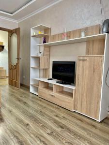 an empty living room with a tv and a large entertainment center at ATLANT luxury Family Apart поряд з ТЦ ДЕПОТ, БЕЗКОНТАКТНЕ ЗАСЕЛЕННЯ in Chernivtsi +36 photos