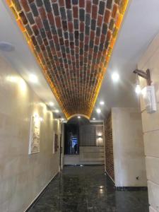um corredor com um tecto de tijolos e um quarto em MİDYAT LADİNOS OTEL em Midyat