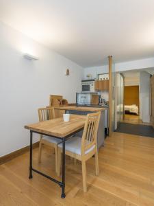 Kuchnia lub aneks kuchenny w obiekcie Tenderia apartment by People Rentals