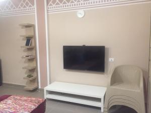 uma sala de estar com uma televisão de ecrã plano na parede em Mousa Coast Chalets & Villas (Managed By Mousa Coast) em Ras Sedr