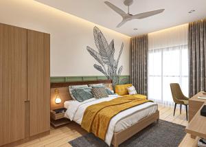 um quarto com uma cama e uma secretária em Hotel Bawa Regency em Mumbai