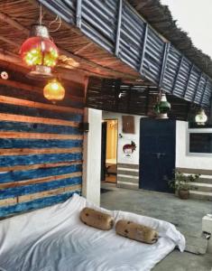 Chalo Eco Hostel في جايبور: غرفة بها سرير ووسادتين