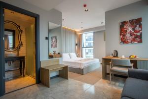 Habitación de hotel con cama, escritorio y silla en SHERLOCK HOMES HOTELS, en Estambul