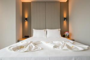 Postel nebo postele na pokoji v ubytování SHERLOCK HOMES HOTELS
