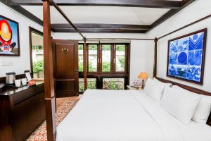 um quarto com uma cama e uma secretária em Saptapuri by Royal Orchid Hotels Limited Varanasi em Varanasi