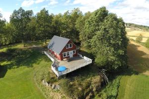 una vista aérea de una casa en un campo en Relaxhouse, 