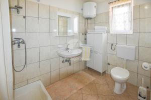 łazienka z umywalką, toaletą i prysznicem w obiekcie Apartments Anchor w mieście Pašman +37 zdjęć