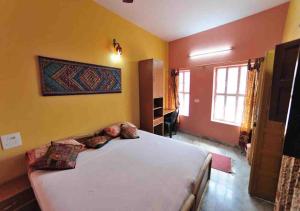 Un ou plusieurs lits dans un hébergement de l'établissement Ganpati Guest House