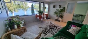 - un salon avec un tapis zébré au sol dans l'établissement Gorgeous apartment by the sea, à Helsinki