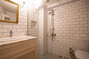 een witte badkamer met een wastafel en een douche bij Mansion with Lemon Tree in Izmir