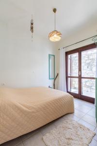 Un dormitorio con una cama grande y una ventana. en Villa Henry Darmarohori, en Darmarochori 31 fotos más