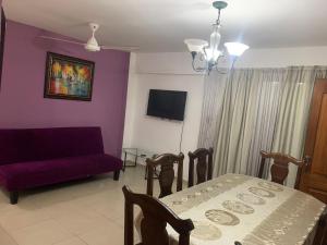 uma sala de estar com uma mesa e um sofá em Apartamento en BOCA CHICA, a 50 metros, playa boca chica em Boca Chica