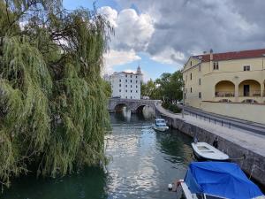 Udsigt til en flod der løber i nærheden af lejligheden