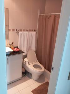 a bathroom with a toilet and a sink and a shower at Bella Suit amoblada, sector exclusivo La Carolina. in Quito