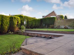 a garden with a bench in the middle of a yard at The Flat in Eaton