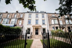 une maison avec une porte devant elle dans l'établissement York Place One, à Harrogate