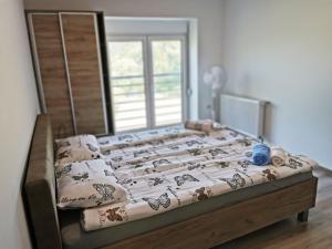 um quarto com uma cama de madeira em Vila Una Fruška gora em Novi Sad