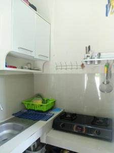 Η κουζίνα ή μικρή κουζίνα στο Villa tsany syari'ah d batu