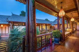 Balkón nebo terasa v ubytování The Ritz-Man Boutique Inn Lijiang