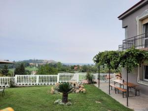 une arrière-cour avec une clôture blanche et un jardin dans l'établissement Villa Valentina b&b, à Vicoforte
