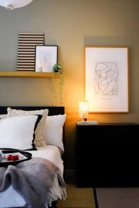 ein Schlafzimmer mit einem Bett und einem Tisch mit einer Lampe in der Unterkunft Luxurious fully equipped Cowley 1 bed apartment with FREE Parking in Oxford