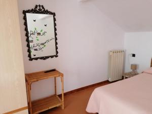 - une chambre avec un lit et un miroir mural dans l'établissement Appartamento Pierina - (009001-LT-0668), à Alassio